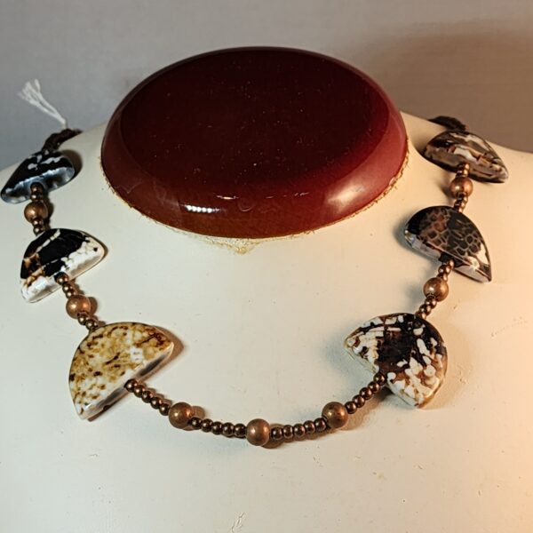 Bronze and agate neckelace
